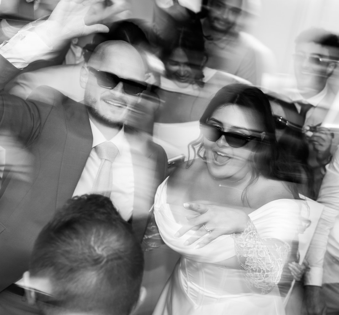 Moment festif de mariage en noir et blanc